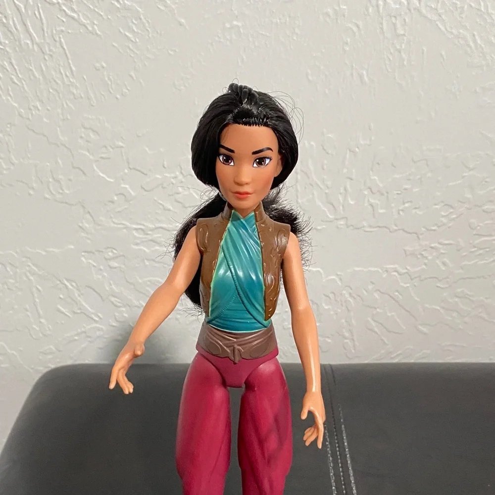 Disney Pricess Raya Doll with Teal and Burgundy Outfit